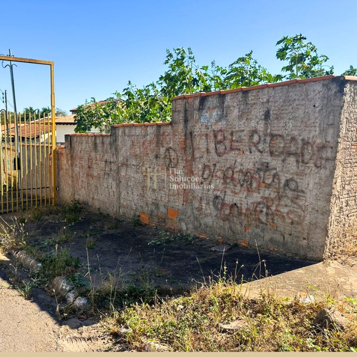 Terreno murado de esquina
