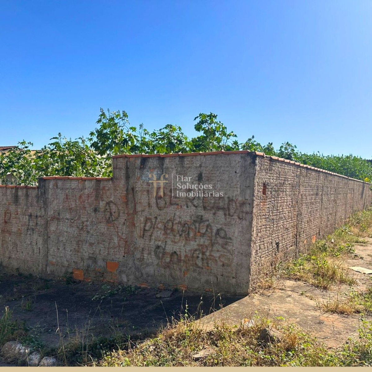 Terreno murado de esquina