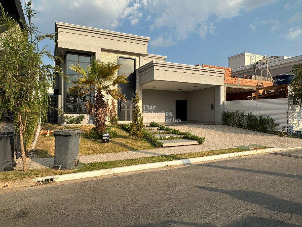 Casa neoclássica no condomínio vila jardim