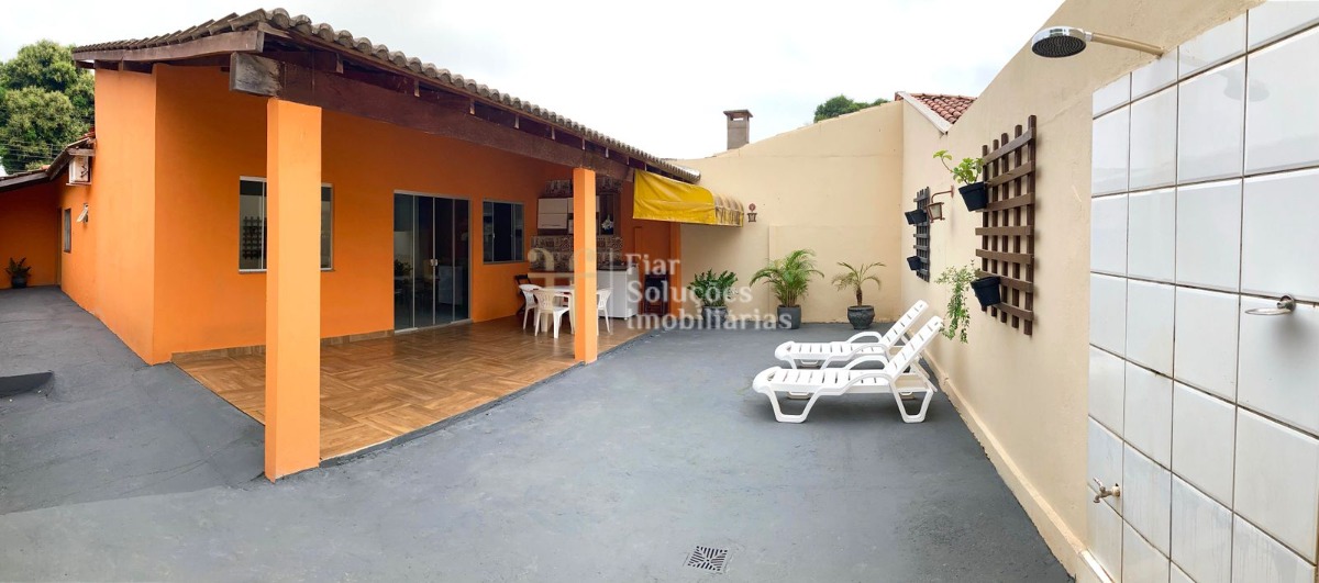 Casa mobiliada em bairro residencial