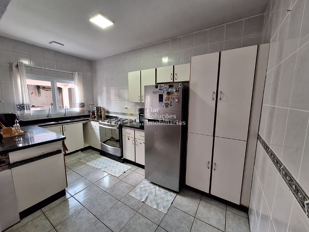 Casa térrea em bairro residencial