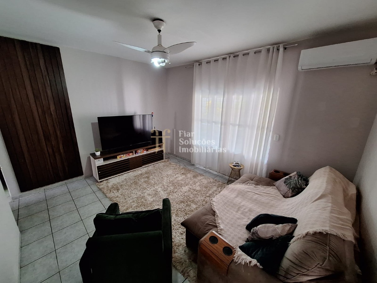 Casa térrea em bairro residencial
